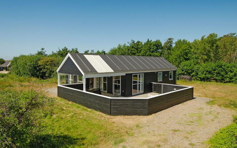 Erich - 1.8Km from the Sea: Struik, Stedelijk Ontwerp, Groundcover, Steen, Appartement, Landgoed, Metselwerk, Balkon, Landscaping