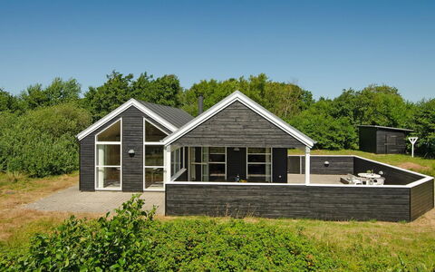 Erich - 1.8Km from the Sea: Struik, Stedelijk Ontwerp, Groundcover, Steen, Appartement, Landgoed, Metselwerk, Balkon, Landscaping