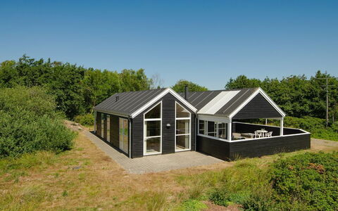 Erich - 1.8Km from the Sea: Struik, Stedelijk Ontwerp, Groundcover, Steen, Appartement, Landgoed, Metselwerk, Balkon, Landscaping