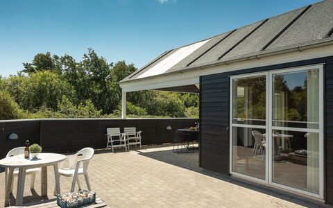 Erich - 1.8Km from the Sea: Struik, Stedelijk Ontwerp, Groundcover, Steen, Appartement, Landgoed, Metselwerk, Balkon, Landscaping