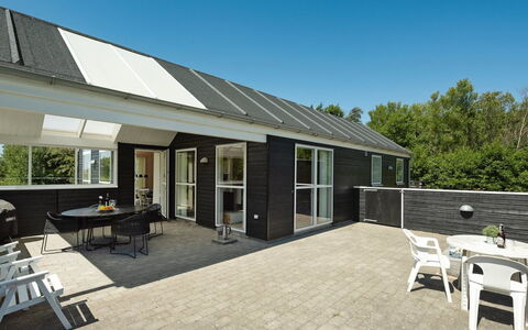 Erich - 1.8Km from the Sea: Struik, Stedelijk Ontwerp, Groundcover, Steen, Appartement, Landgoed, Metselwerk, Balkon, Landscaping