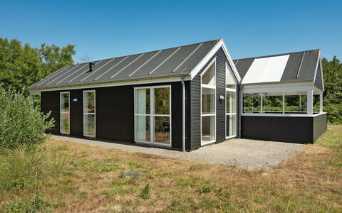 Erich - 1.8Km from the Sea: Struik, Stedelijk Ontwerp, Groundcover, Steen, Appartement, Landgoed, Metselwerk, Balkon, Landscaping