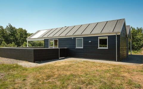 Erich - 1.8Km from the Sea: Struik, Stedelijk Ontwerp, Groundcover, Steen, Appartement, Landgoed, Metselwerk, Balkon, Landscaping