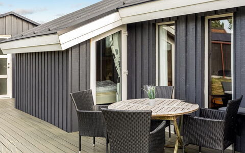 Casandra - 600M from the Sea: Struik, Stedelijk Ontwerp, Groundcover, Steen, Appartement, Landgoed, Metselwerk, Balkon, Landscaping