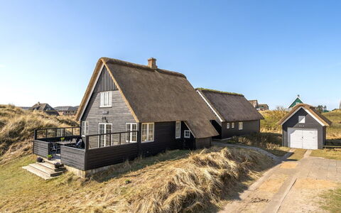 Sten - 100M from the Sea: Struik, Stedelijk Ontwerp, Groundcover, Steen, Appartement, Landgoed, Metselwerk, Balkon, Landscaping