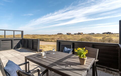 Sten - 100M from the Sea: Struik, Stedelijk Ontwerp, Groundcover, Steen, Appartement, Landgoed, Metselwerk, Balkon, Landscaping