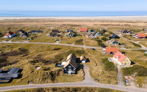 Sten - 100M from the Sea: Struik, Stedelijk Ontwerp, Groundcover, Steen, Appartement, Landgoed, Metselwerk, Balkon, Landscaping