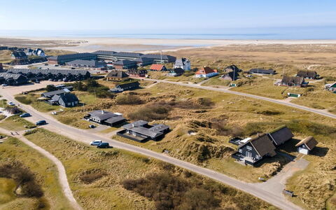 Sten - 100M from the Sea: Struik, Stedelijk Ontwerp, Groundcover, Steen, Appartement, Landgoed, Metselwerk, Balkon, Landscaping