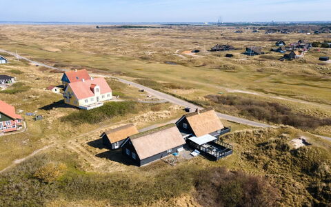 Sten - 100M from the Sea: Struik, Stedelijk Ontwerp, Groundcover, Steen, Appartement, Landgoed, Metselwerk, Balkon, Landscaping