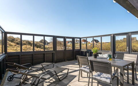 Sten - 100M from the Sea: Struik, Stedelijk Ontwerp, Groundcover, Steen, Appartement, Landgoed, Metselwerk, Balkon, Landscaping