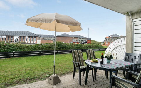 Iliane - 100M from the Sea: Struik, Stedelijk Ontwerp, Groundcover, Steen, Appartement, Landgoed, Metselwerk, Balkon, Landscaping