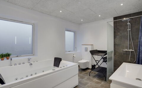 Christiern - 4.5Km from the Sea: Flooring, Interieur Ontwerp, Plafond, Loodgieterswerkinrichting, Verdieping, Verlichting, Badkamer, Lichte Inrichting, Loodgieter, Kamer