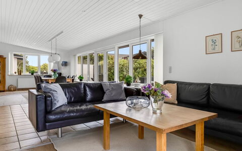 Kita - 500M from the Sea: Bankstel, Interieur Ontwerp, Flooring, Meubilair, Hout, Verdieping, Plafond, Woonkamer, Huis