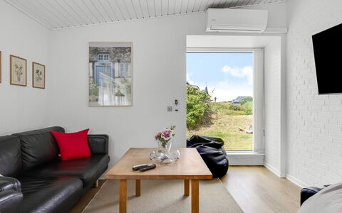Kita - 500M from the Sea: Muur, Flooring, Bankstel, Interieur Ontwerp, Verdieping, Meubilair, Plafond, Woonkamer, Kamer, Huis