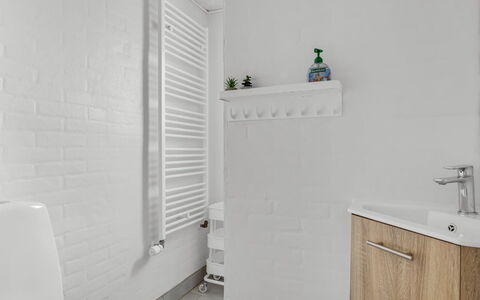 Kita - 500M from the Sea: Muur, Flooring, Loodgieterswerkinrichting, Verdieping, Interieur Ontwerp, Badkamer, Loodgieter, Kamer, Kraan