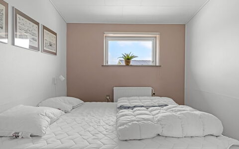 Kita - 500M from the Sea: Interieur Ontwerp, Slaapkamer, Plafond, Verdieping, Bed, Flooring, Laken, Verlichting, Bedding, Meubilair
