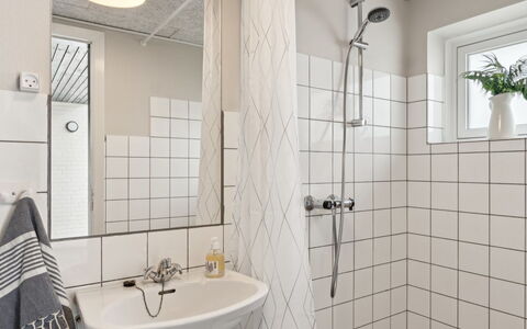 Kita - 500M from the Sea: Muur, Badkamer, Loodgieterswerkinrichting, Interieur Ontwerp, Flooring, Verdieping, Loodgieter, Kraan, Toilet, Wastafel