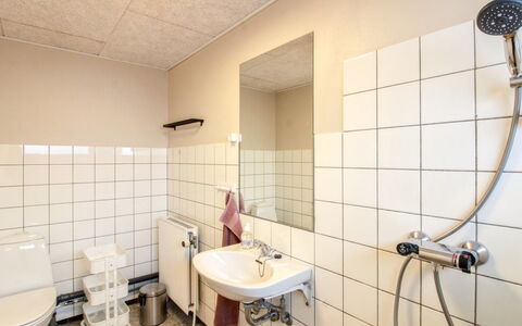 Kita - 500M from the Sea: Loodgieterswerkinrichting, Muur, Flooring, Wastafel In De Badkamer, Verdieping, Badkamer, Interieur Ontwerp, Wastafel, Toilet, Wc Bril