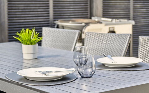 Kita - 500M from the Sea: Struik, Stedelijk Ontwerp, Groundcover, Steen, Appartement, Landgoed, Metselwerk, Balkon, Landscaping