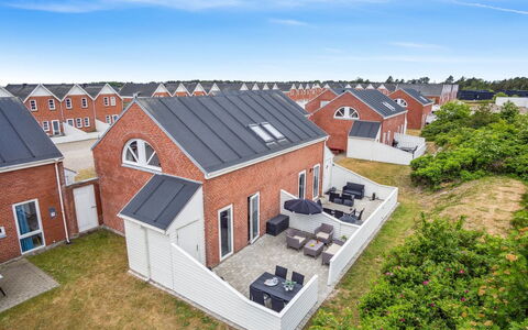 Withulf - 2.3Km from the Sea: Meubilair, Interieur Ontwerp, Stoel, Flooring, Tafel, Toevlucht, Verdieping, Plafond, Kamer, Eco Hotel