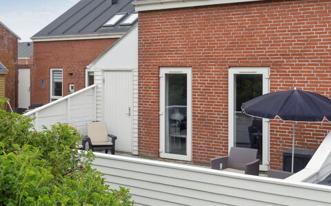 Withulf - 2.3Km from the Sea: Meubilair, Interieur Ontwerp, Stoel, Flooring, Tafel, Toevlucht, Verdieping, Plafond, Kamer, Eco Hotel
