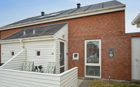 Withulf - 2.3Km from the Sea: Meubilair, Interieur Ontwerp, Stoel, Flooring, Tafel, Toevlucht, Verdieping, Plafond, Kamer, Eco Hotel