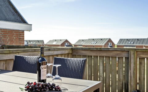 Otto - 2.3Km from the Sea: Meubilair, Huis, Stoel, Appartement, Beits, Hardwood, Buitenmeubels, Dek, Balkon, Patio