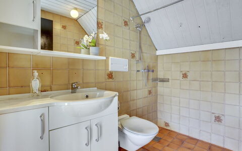 Otto - 2.3Km from the Sea: Loodgieterswerkinrichting, Flooring, Wastafel In De Badkamer, Wastafel, Badkamer, Interieur Ontwerp, Verdieping, Kraan, Loodgieter, Badkamerkast