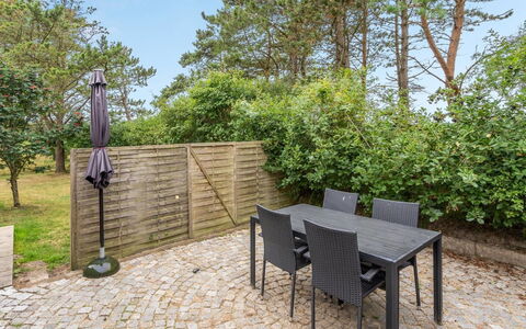 Tine - 2.3Km from the Sea: Struik, Stedelijk Ontwerp, Groundcover, Steen, Appartement, Landgoed, Metselwerk, Balkon, Landscaping
