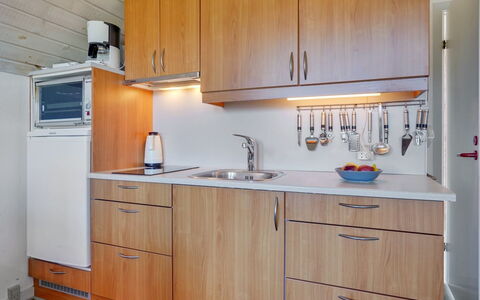 Fraja - 2.3Km from the Sea: Wastafel, Gootsteen, Keuken, Cabinetry, Loodgieterswerkinrichting, Hout, Countertop, Interieur Ontwerp, Kraan, Flooring