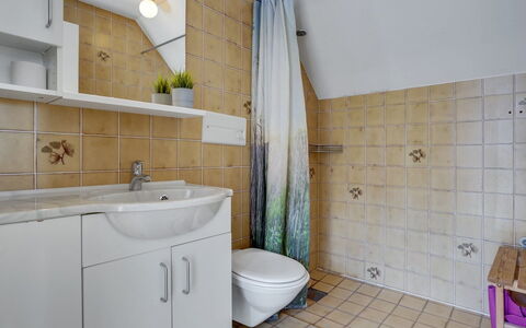 Fraja - 2.3Km from the Sea: Badkamer, Loodgieterswerkinrichting, Flooring, Wastafel, Interieur Ontwerp, Verdieping, Wastafel In De Badkamer, Kraan, Loodgieter, Tegel