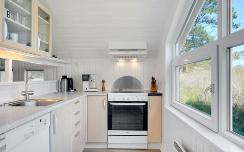 Thera - 2.8Km from the Sea: Hout, Interieur Ontwerp, Plafond, Keuken, Flooring, Countertop, Toestel Van De Keuken, Verlichting, Lichte Inrichting, Verdieping