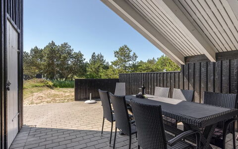 Thera - 2.8Km from the Sea: Hout, Architectuur, Huis, Samengesteld Materiaal, Schaduw, Hardwood, Veranda, Plank, Dek, Siding