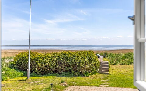Narvik - 4.5Km from the Sea: Gebouw, Huis, Venster, Huis, Dak, Woongebied, Struik, Verblijf, Land Lot
