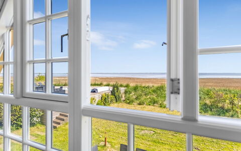 Narvik - 4.5Km from the Sea: Gebouw, Huis, Venster, Huis, Dak, Woongebied, Struik, Verblijf, Land Lot
