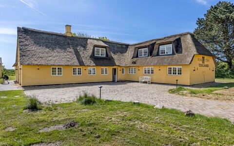 Narvik - 4.5Km from the Sea: Gebouw, Huis, Venster, Huis, Dak, Woongebied, Struik, Verblijf, Land Lot
