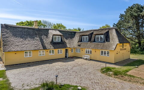 Narvik - 4.5Km from the Sea: Gebouw, Huis, Venster, Huis, Dak, Woongebied, Struik, Verblijf, Land Lot