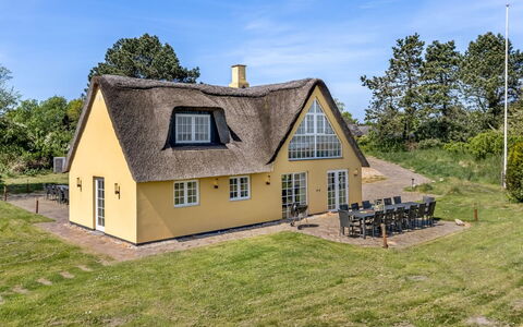 Narvik - 4.5Km from the Sea: Gebouw, Huis, Venster, Huis, Dak, Woongebied, Struik, Verblijf, Land Lot