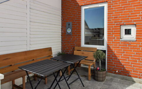 Maarit - 2.3Km from the Sea: Muur, Meubilair, Hout, Stoel, Verdieping, Buitenmeubels, Steen, Buitentafel, Beits, Metselwerk