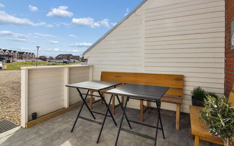 Maarit - 2.3Km from the Sea: Hout, Meubilair, Samengesteld Materiaal, Beits, Hardwood, Buitenmeubels, Stoel, Plank, Siding, Daylighting
