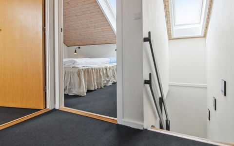 Maarit - 2.3Km from the Sea: Dak, Huis, Land Lot, Huis, Verblijf, Landgoed, Garden Gebouwen, Schaduw, Blokhut, Landscaping