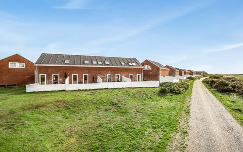 Maarit - 2.3Km from the Sea: Dak, Huis, Land Lot, Huis, Verblijf, Landgoed, Garden Gebouwen, Schaduw, Blokhut, Landscaping