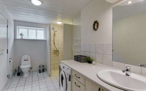 Epiphania - 900M from the Sea: Flooring, Verdieping, Loodgieterswerkinrichting, Interieur Ontwerp, Plafond, Wastafel, Kraan, Loodgieter, Badkamer, Kamer