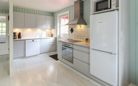 Epiphania - 900M from the Sea: Keuken, Flooring, Toestel Van De Keuken, Hout, Countertop, Major Appliance, Interieur Ontwerp, Cabinetry, Verdieping, Plafond