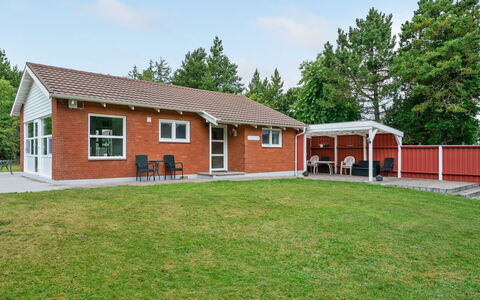 Gwen - 2.7Km from the Sea: Gebouw, Huis, Dak, Huis, Woongebied, Verblijf, Land Lot, Gazon, Werf, Siding
