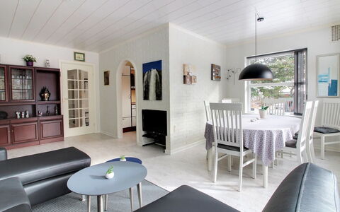 Gwen - 2.7Km from the Sea: Meubilair, Interieur Ontwerp, Flooring, Verdieping, Muur, Bankstel, Plafond, Hout, Woonkamer, Lichte Inrichting
