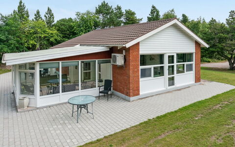 Gwen - 2.7Km from the Sea: Huis, Huis, Deur, Dak, Woongebied, Verblijf, Siding, Landgoed, Werf, Veranda