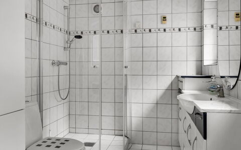 Gwen - 2.7Km from the Sea: Badkamer, Loodgieterswerkinrichting, Interieur Ontwerp, Flooring, Toilet, Verdieping, Loodgieter, Wastafel, Douche, Tegel