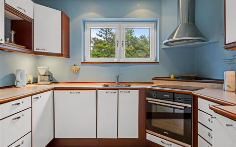 Gwen - 2.7Km from the Sea: Flooring, Hout, Keuken, Interieur Ontwerp, Cabinetry, Major Appliance, Countertop, Verdieping, Toestel Van De Keuken, Plafond