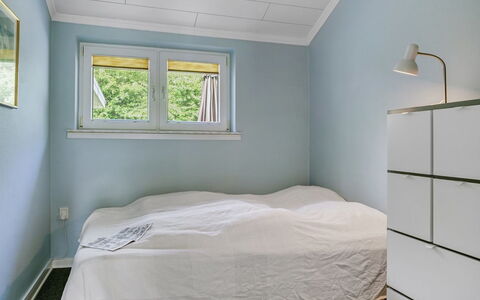 Gwen - 2.7Km from the Sea: Blauw, Muur, Slaapkamer, Flooring, Verdieping, Interieur Ontwerp, Plafond, Bed, Laken, Bedding